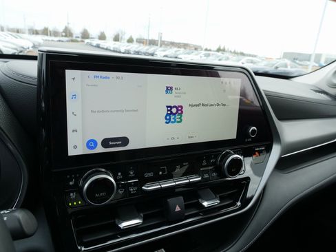 Used 2024 Toyota Highlander Platinum image 28