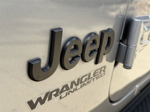 Used 2021 Jeep Wrangler Unlimited Sahara image 11