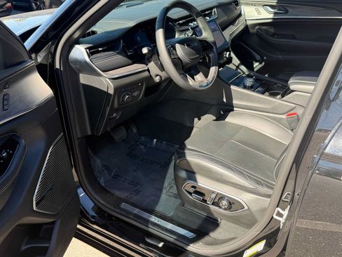 Used 2023 Jeep Grand Cherokee Overland w/ Luxury Tech Group IV AWD/4WD image 23