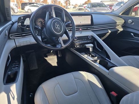 Used 2021 Hyundai Elantra Limited image 5