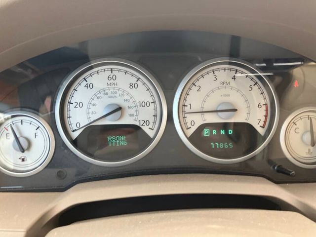 Used 2009 Chrysler Town & Country Limited w/ Entertainment Group #3 FWD image 12