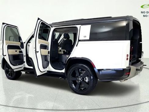 Used 2024 Land Rover Defender 130 X-Dynamic SE AWD/4WD image 16