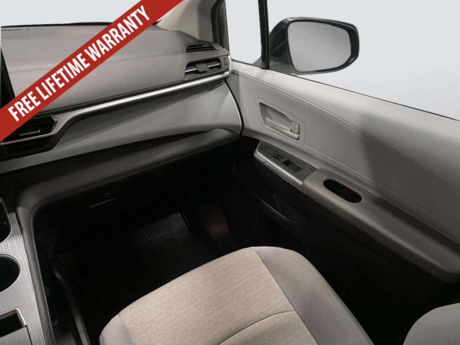 Used 2025 Toyota Sienna LE FWD image 29