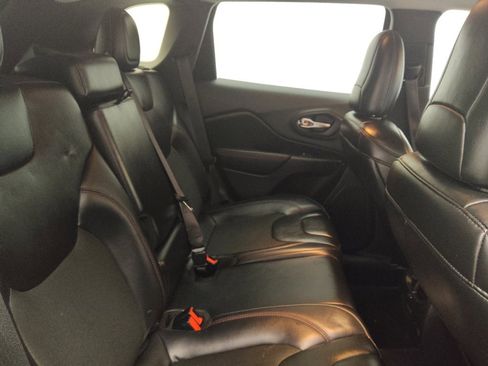 Used 2019 Jeep Cherokee Trailhawk AWD/4WD image 19