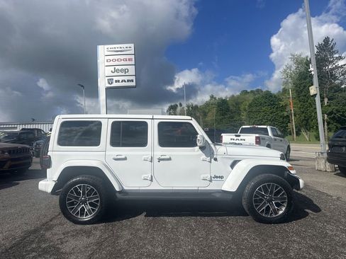 Used 2023 Jeep Wrangler Unlimited Sahara AWD/4WD image 3