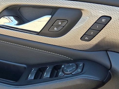 Used 2023 Chevrolet Traverse Premier FWD image 21