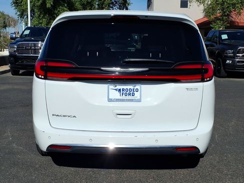 Used 2024 Chrysler Pacifica Touring-L FWD image 4