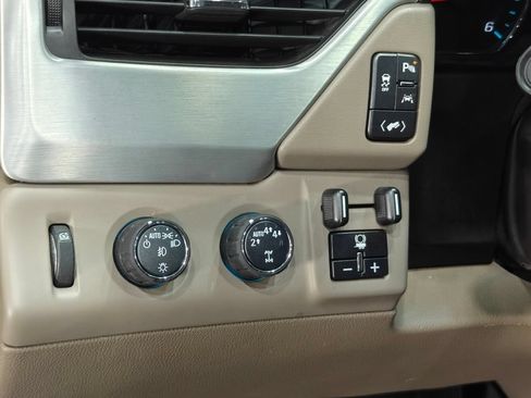 Used 2017 GMC Yukon SLT w/ Open Road Package AWD/4WD image 9