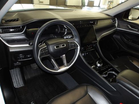 Used 2023 Jeep Grand Cherokee L Limited w/ Luxury Tech Group II AWD/4WD image 9