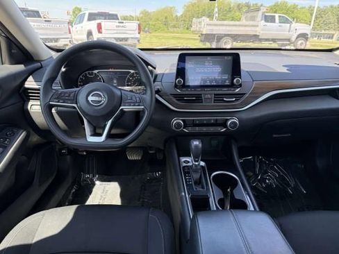 Used 2024 Nissan Altima 2.5 SV FWD image 13