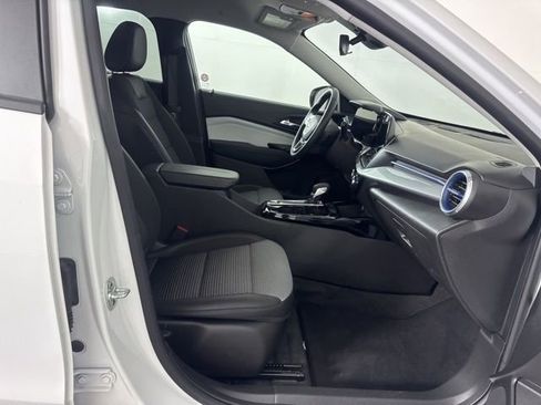 Used 2025 Chevrolet Trax LT w/ LT Convenience Package FWD image 15