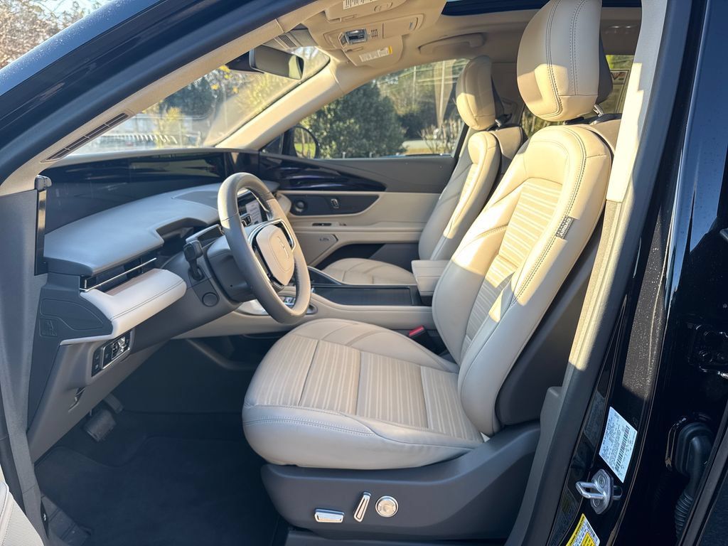 Used 2025 Lincoln Nautilus Reserve AWD/4WD image 11
