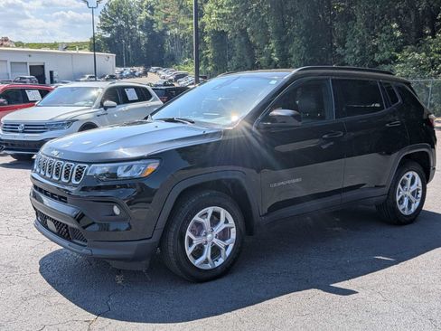 Used 2024 Jeep Compass Latitude AWD/4WD image 7
