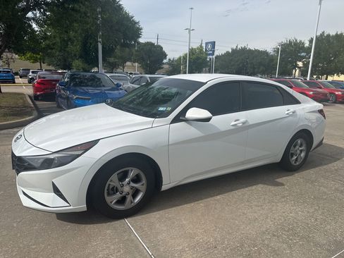 Used 2021 Hyundai Elantra SE FWD image 1