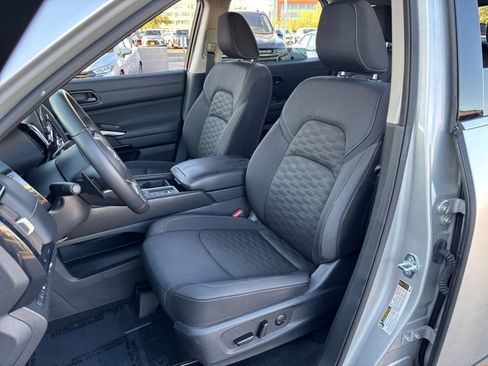 Used 2025 Nissan Pathfinder SV FWD image 39