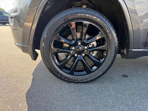 Used 2017 Jeep Grand Cherokee Altitude AWD/4WD image 9