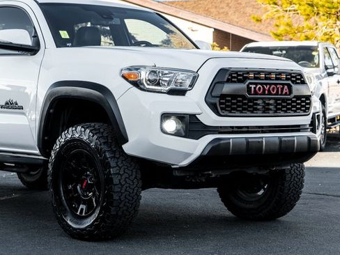 Used 2018 Toyota Tacoma TRD Off-Road image 7