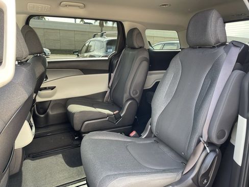 Used 2022 Kia Carnival LX image 20