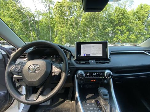 Used 2025 Toyota RAV4 XLE AWD/4WD image 21