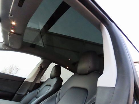 Used 2022 Tesla Model Y Long Range image 35