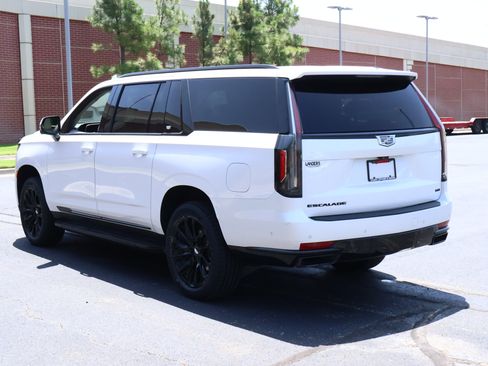 Used 2024 Cadillac Escalade ESV Sport Platinum w/ LPO, ONYX Package AWD/4WD image 8