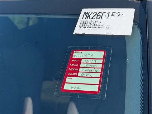 Used 2023 Toyota Highlander LE FWD image 32