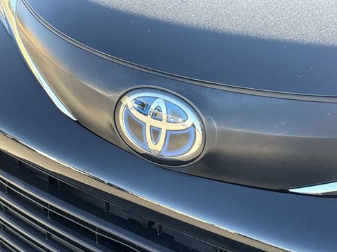 Used 2024 Toyota Sienna XLE FWD image 32