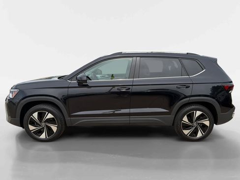 Used 2025 Volkswagen Taos SE w/ Panoramic Sunroof Package AWD/4WD image 3