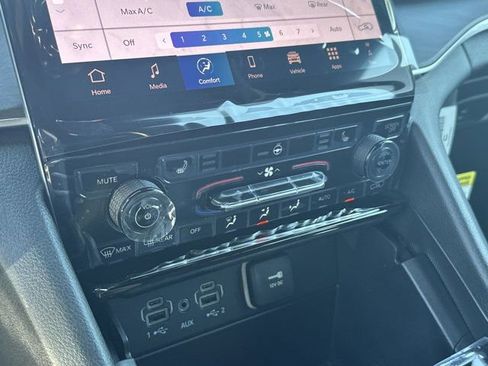 New 2025 Jeep Grand Cherokee Limited w/ Black Appearance Package image 26