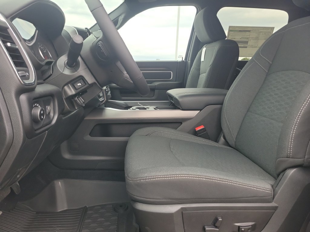 New 2027 RAM 3500 Big Horn AWD/4WD image 16
