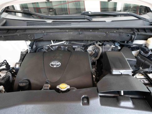 Used 2017 Toyota Highlander Limited Platinum AWD/4WD image 32