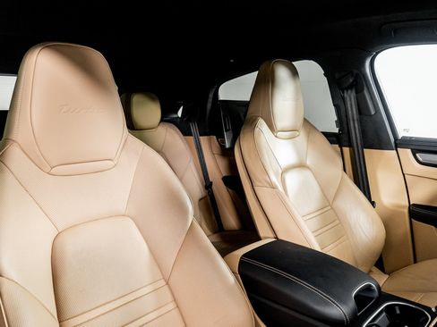 Used 2023 Porsche Cayenne Turbo w/ Premium Package Plus (PI3) image 30