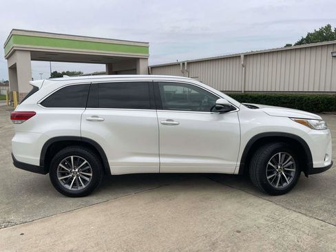Used 2017 Toyota Highlander XLE FWD image 2