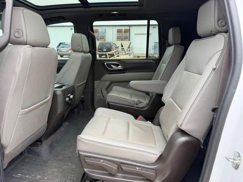 Used 2023 GMC Yukon XL SLT w/ SLT Premium Package AWD/4WD image 9