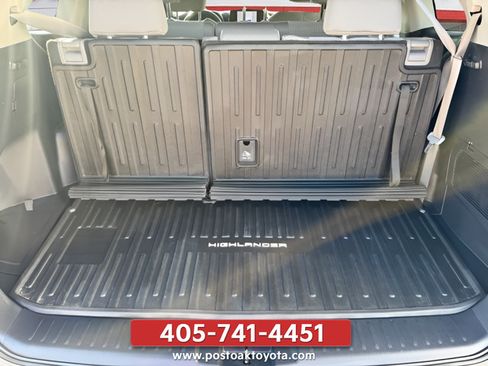 Used 2023 Toyota Highlander LE FWD image 27
