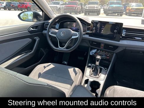 Used 2025 Volkswagen Jetta SE w/ Sunroof Package FWD image 9