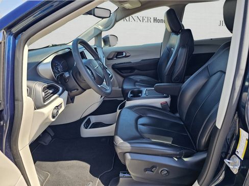 Used 2023 Chrysler Pacifica Touring-L FWD image 16