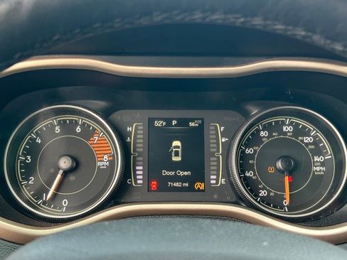 Used 2017 Jeep Cherokee Latitude w/ Comfort/Convenience Group image 23