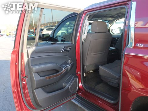 Used 2016 Chevrolet Suburban LS image 18