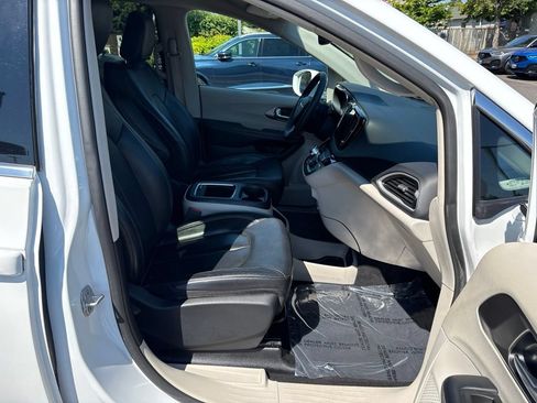 Used 2022 Chrysler Pacifica Touring-L FWD image 23