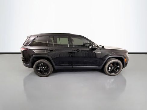Used 2023 Jeep Grand Cherokee Altitude image 8