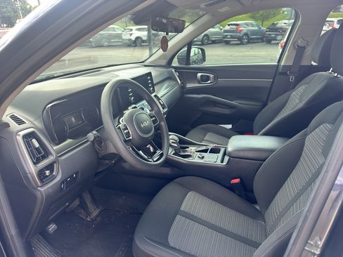 Used 2023 Kia Sorento LX AWD/4WD image 9