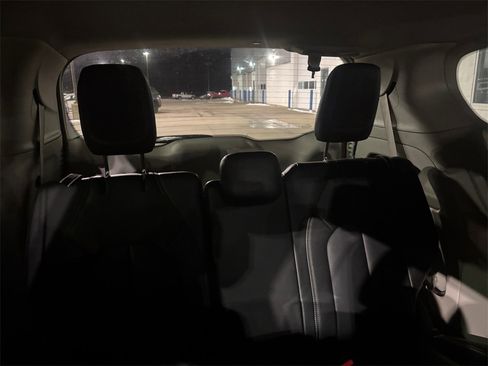 Used 2024 Chrysler Pacifica Touring-L image 25