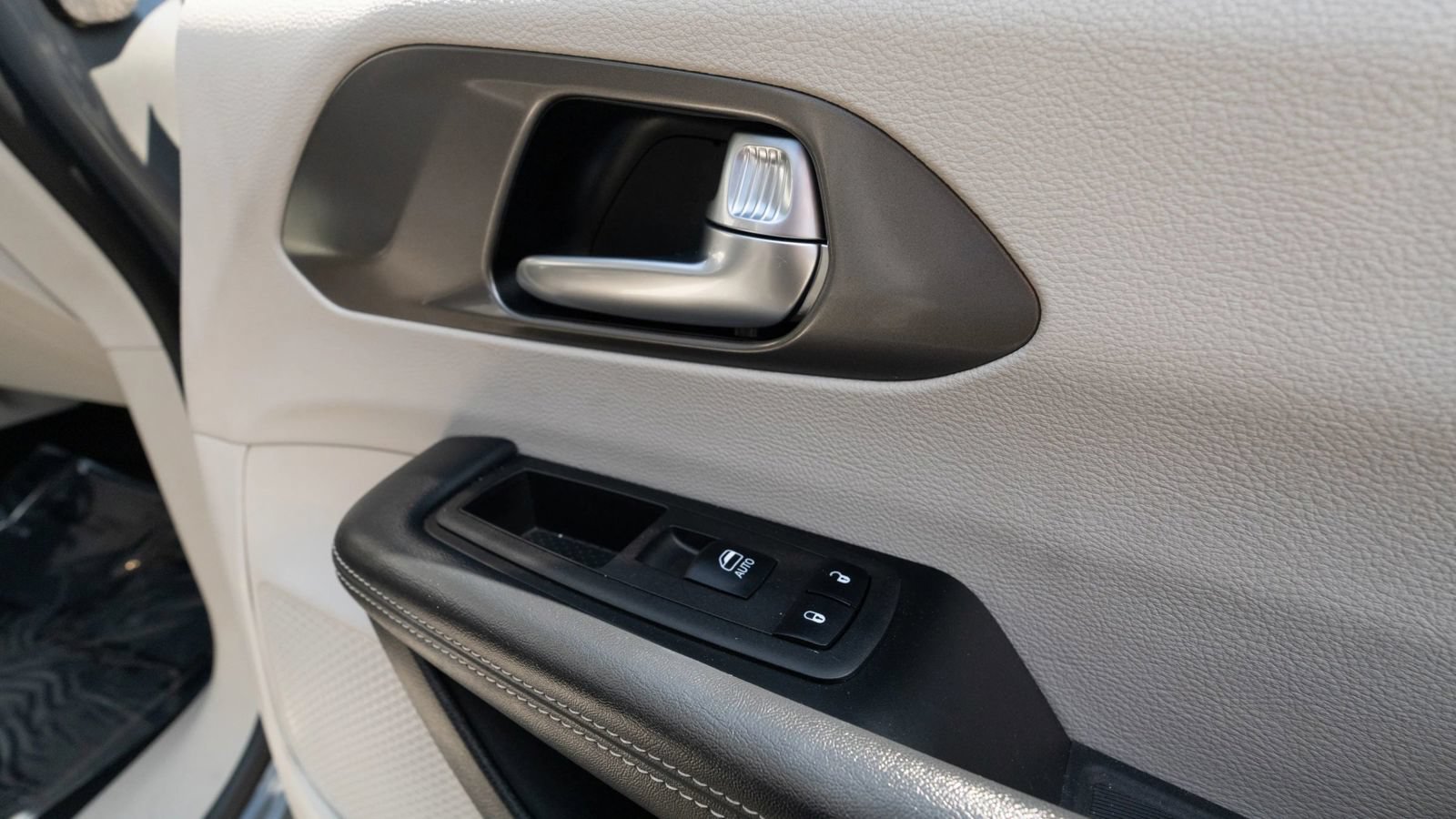 Used 2023 Chrysler Pacifica Touring-L FWD image 12