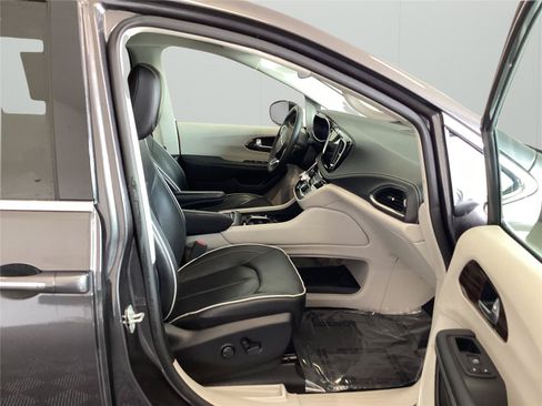 Used 2023 Chrysler Pacifica Limited FWD image 14