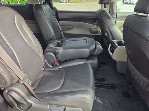Used 2025 Kia Carnival FWD image 31
