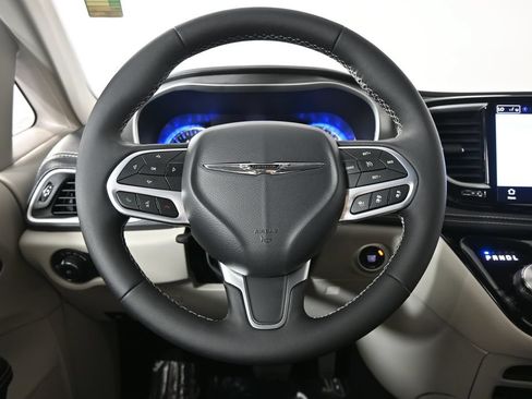 Used 2024 Chrysler Pacifica Touring-L AWD/4WD image 36