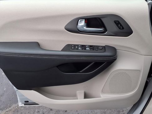 Used 2024 Chrysler Pacifica Touring-L image 9