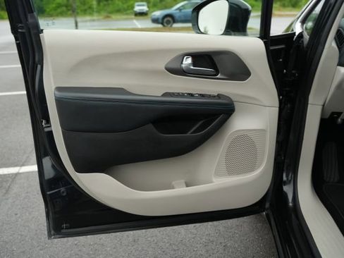 Used 2021 Chrysler Pacifica Touring FWD image 13