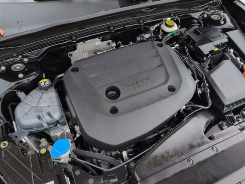 Certified 2025 Volvo XC40 B5 Plus image 28